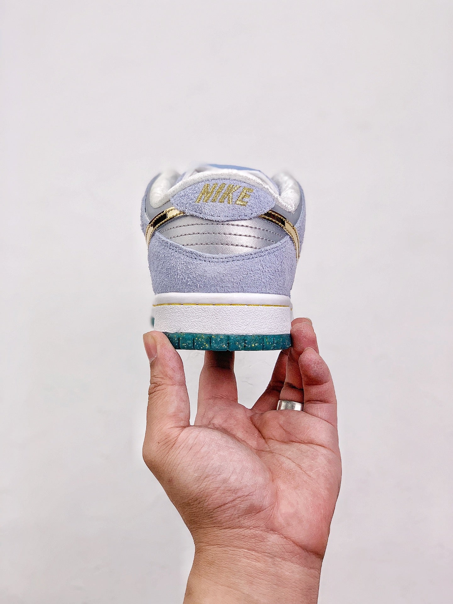 Dunk SB low grey and gold