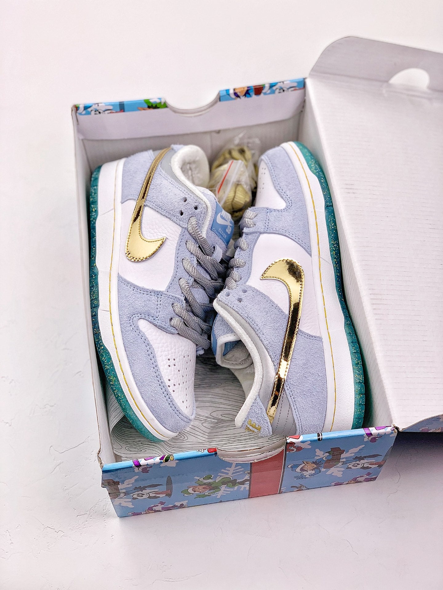 Dunk SB low grey and gold