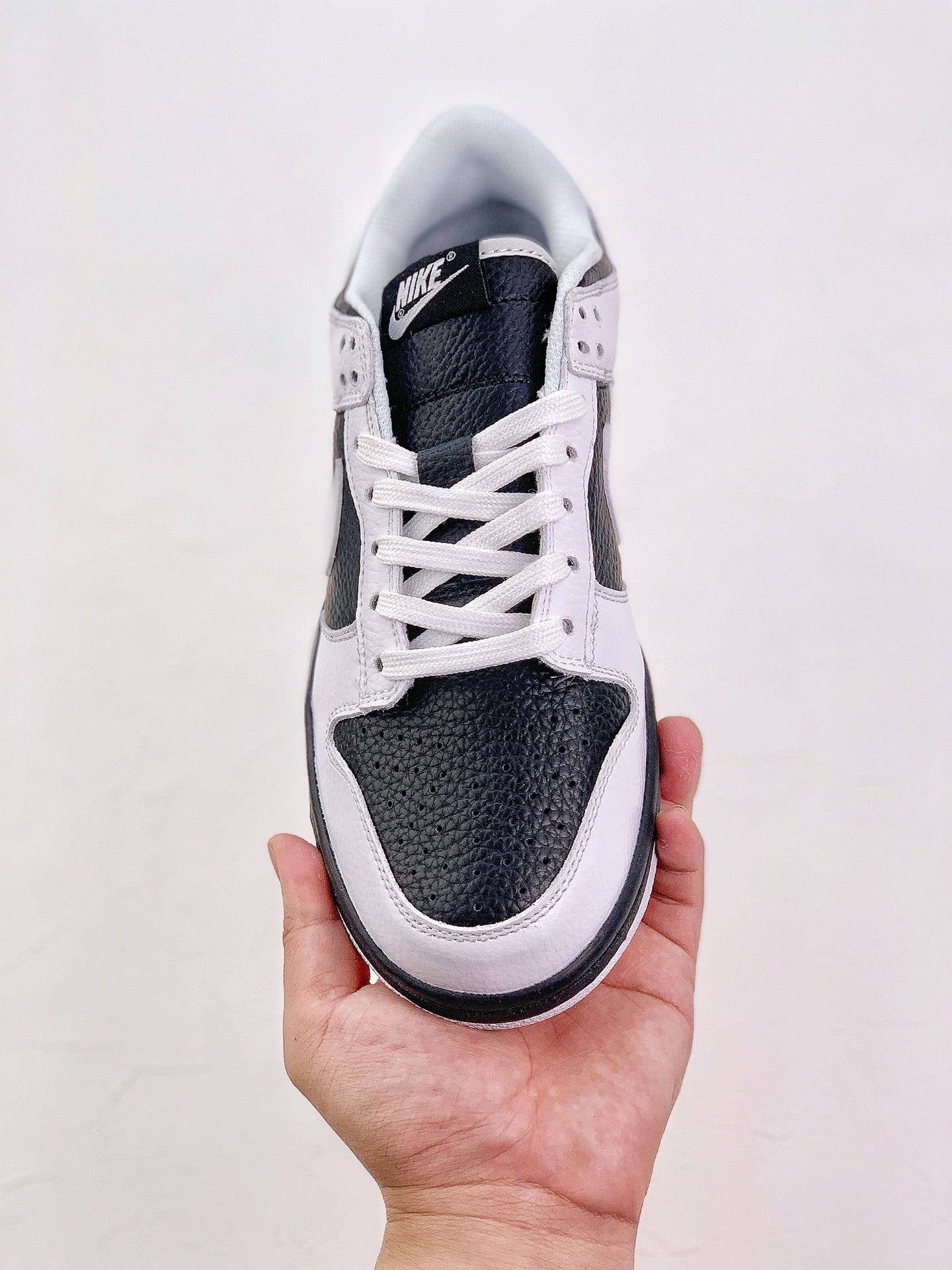 Dunk Low “Reverse Panda”